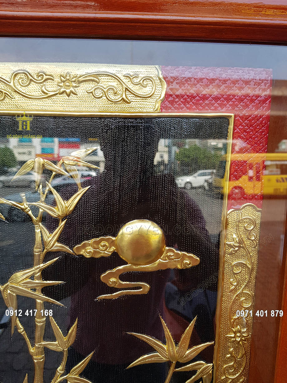 Khung tranh khắc họa hoa văn sắc nét, tinh xảo trên tấm đồng vàng dày 8 rem